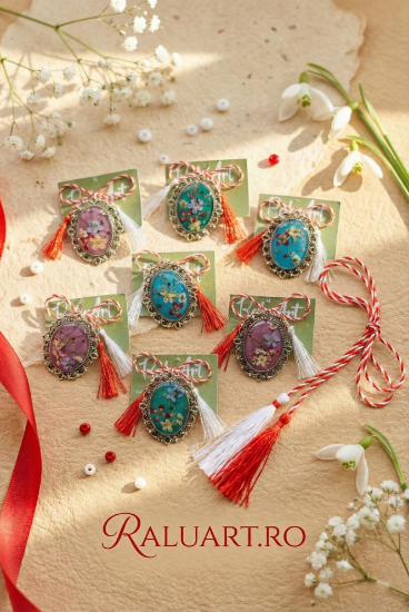 Poza cu Broșă cu bază metalică și flori naturale – Eleganță și natură sub rășină