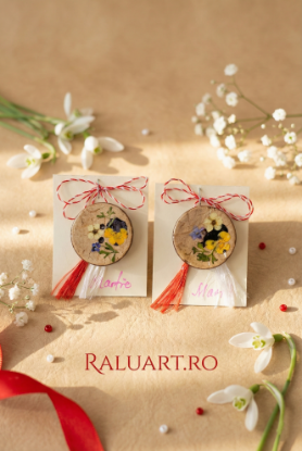 Poza cu Broșă „Natură la nasture” – bijuterie rustică din lemn cu flori presate