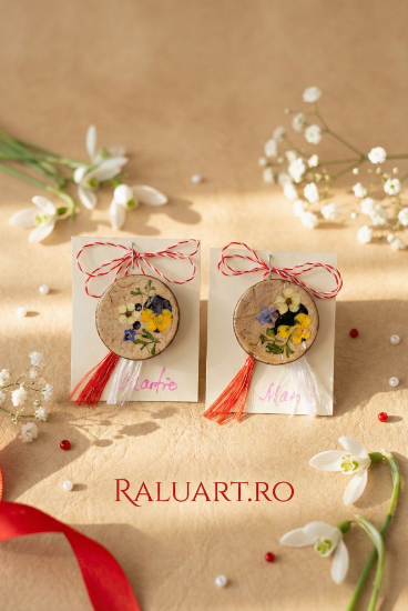 Poza cu Broșă „Natură la nasture” – bijuterie rustică din lemn cu flori presate
