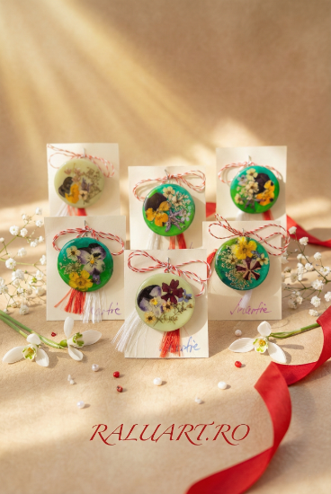 Poza cu Broșă artizanală rotundă – Porțelan la rece și flori naturale