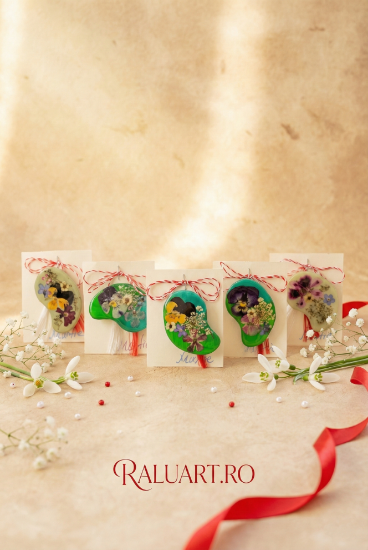 Poza cu Broșă artizanală din porțelan la rece – Forme organice și flori naturale