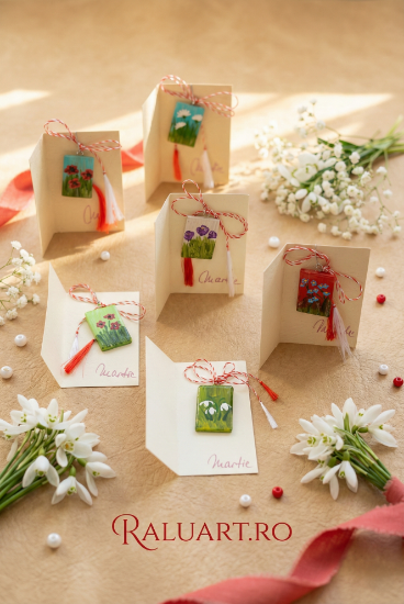 Poza cu Mărțișor din sticlă pictată manual – Transparență și culoare în lumină